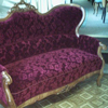 Antikes Sofa mit purpurnen Polstern